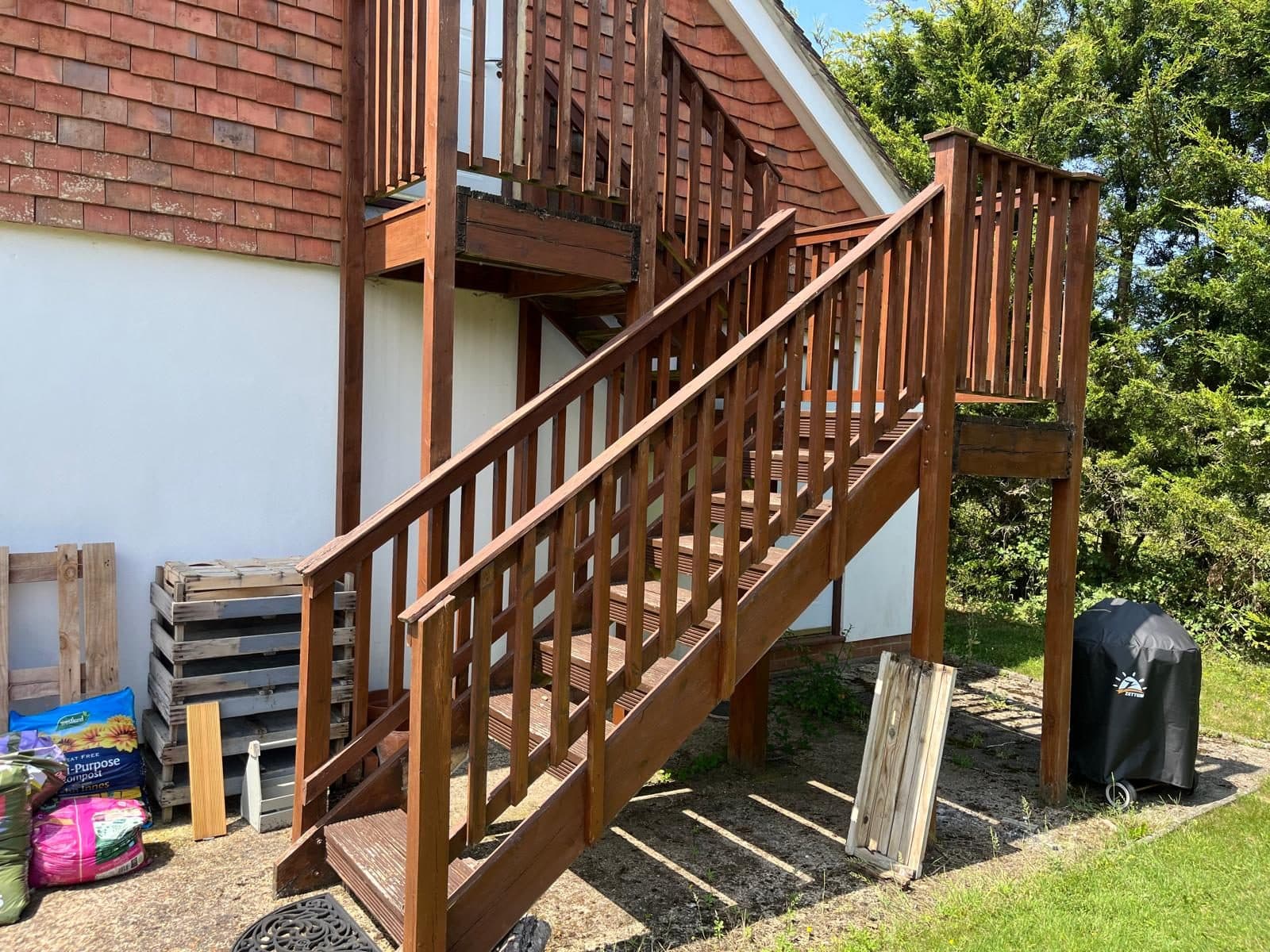 External staircase and landing, photograph 3