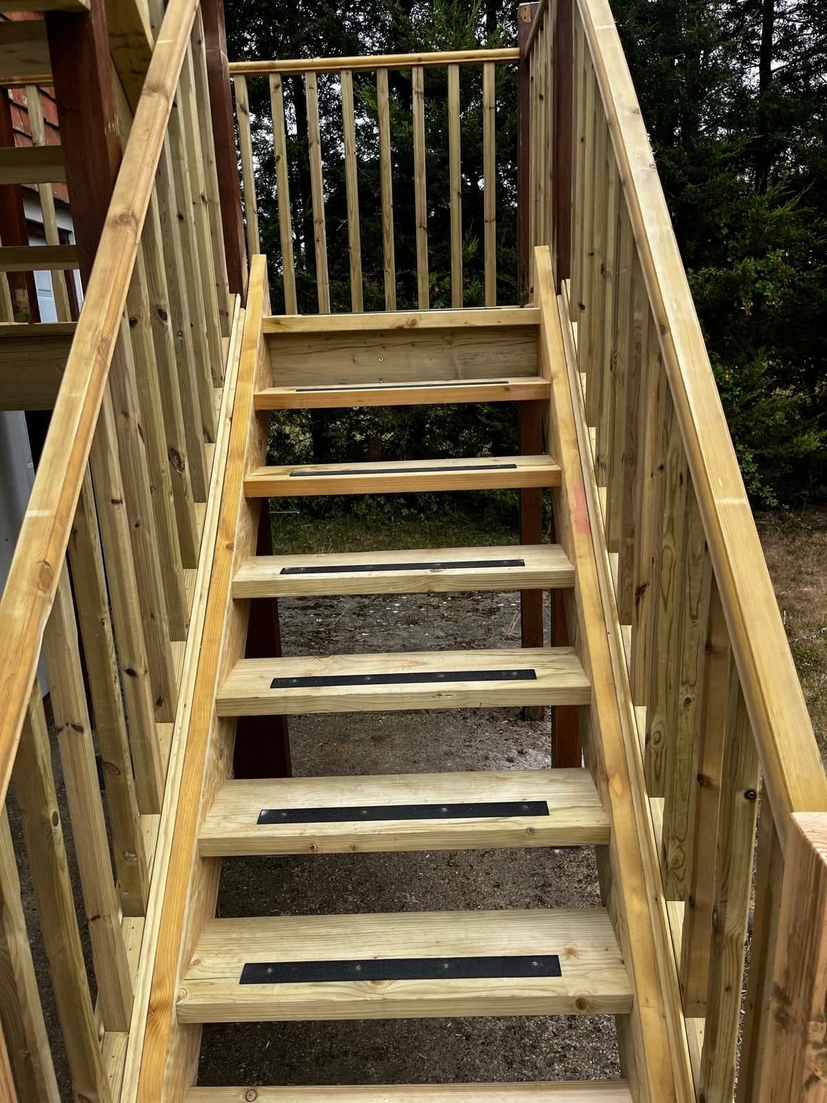 External staircase and landing, photograph 4