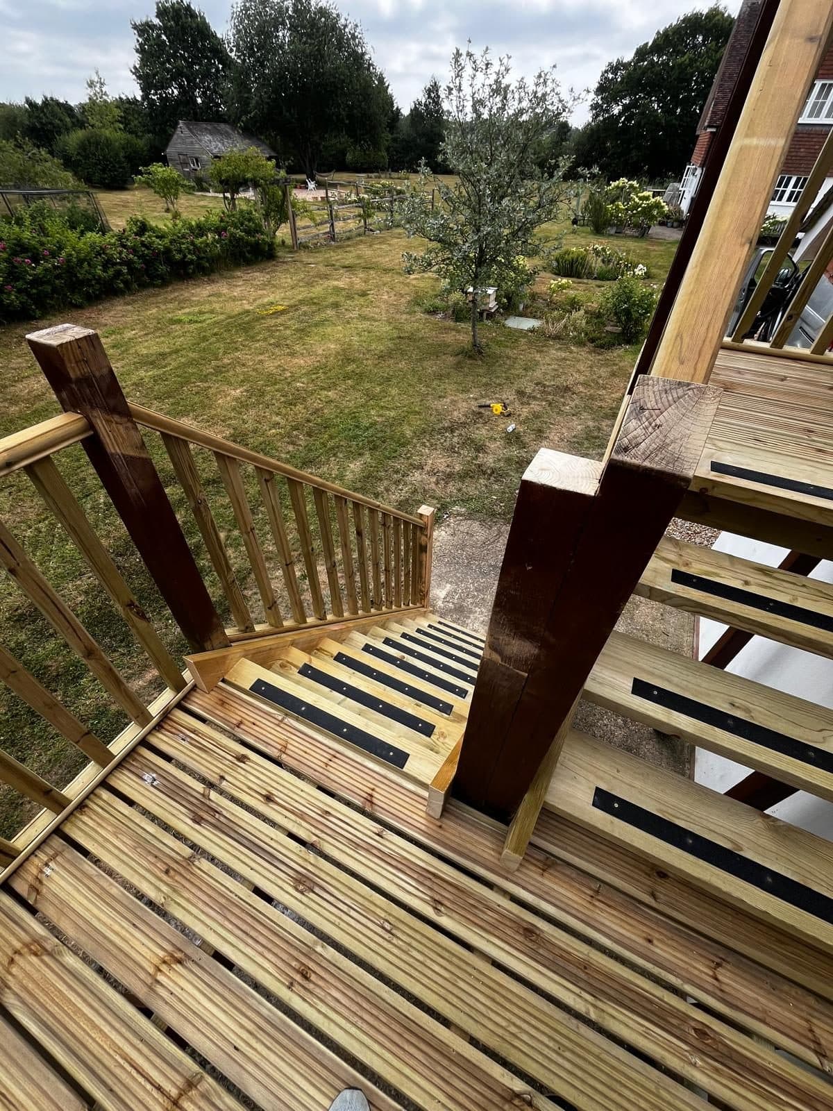 External staircase and landing, photograph 5