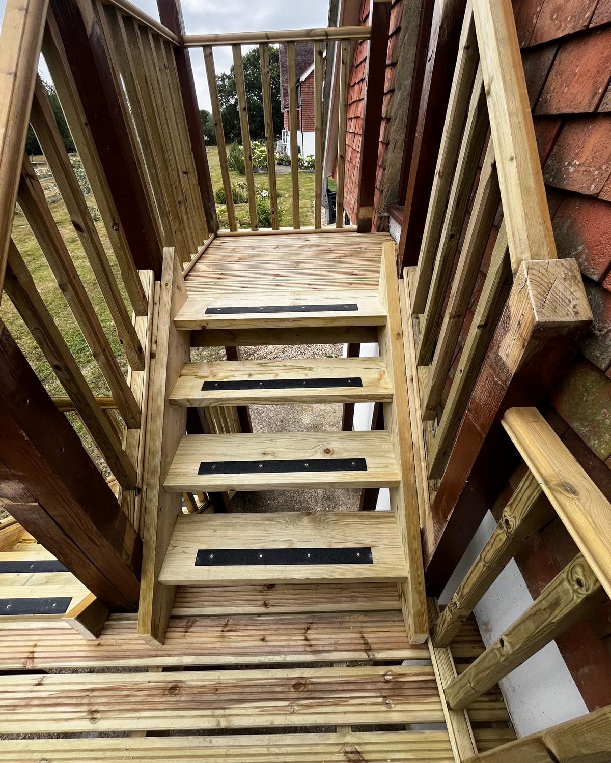 External staircase and landing