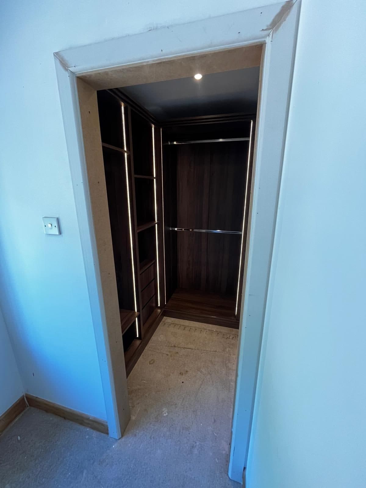 Fitted walk in wardrobe, photograph 10
