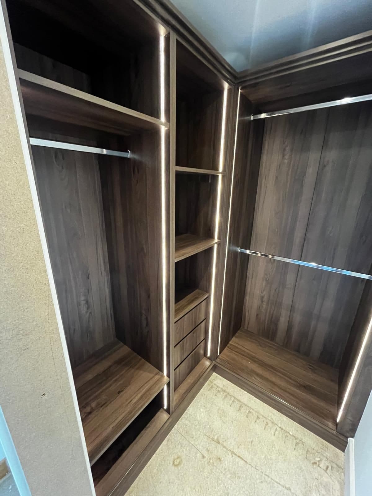 Fitted walk in wardrobe, photograph 11