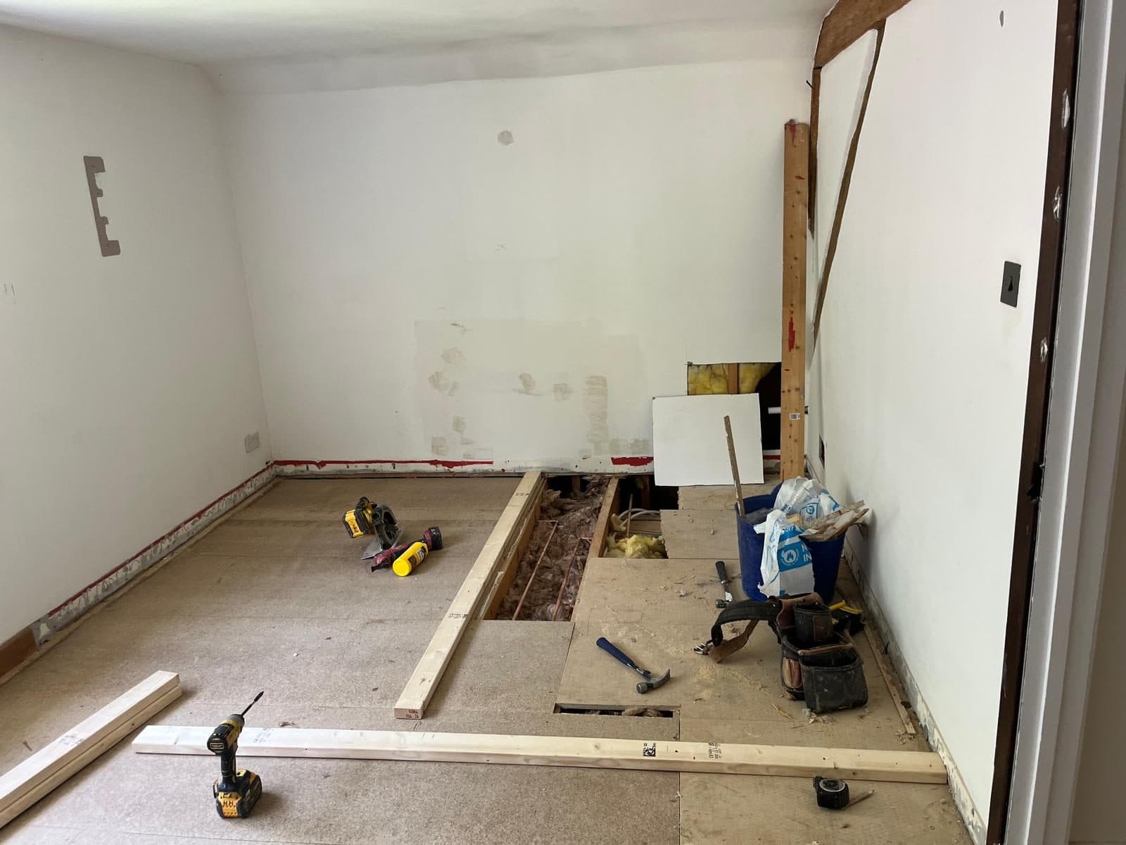 Fitted walk in wardrobe, photograph 3